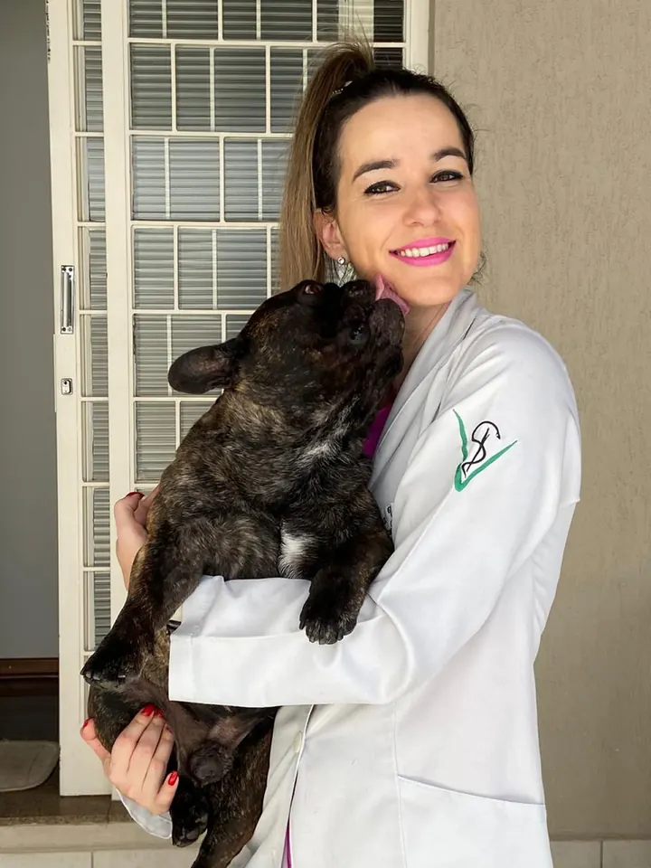 Dra. Juliana Riedo com um buldogue francês no colo