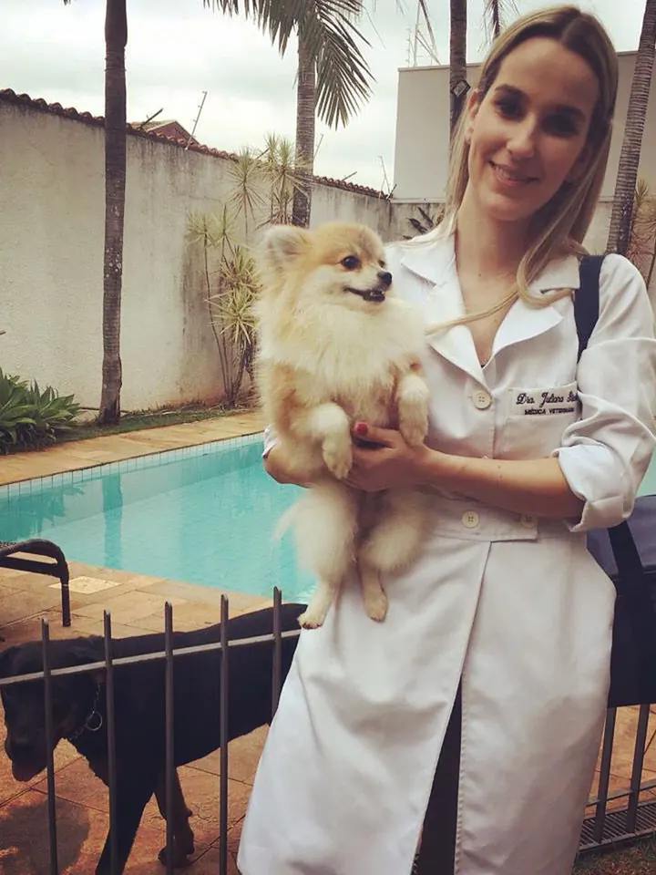 Dra. Juliana Riedo com um lulu da pomerânia